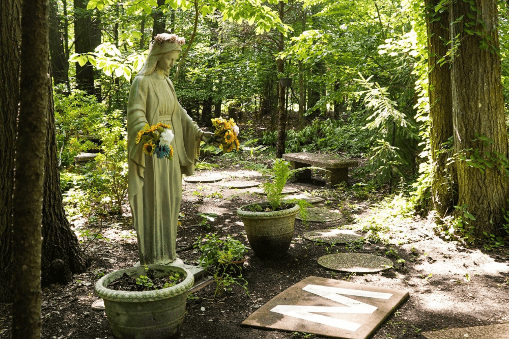 Marian statue, place of reflection in the woods